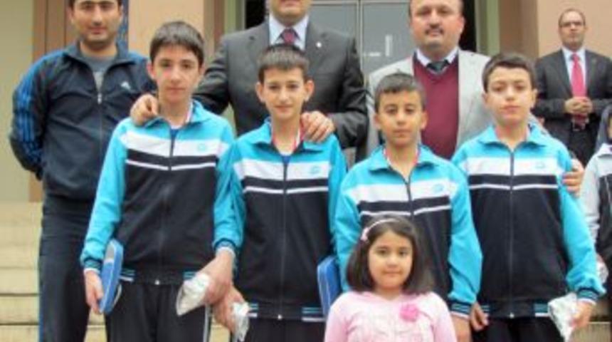 Safvet Koleji Masa Tenisi Takımını Başkan Aktaş &Ouml;d&uuml;llendirdi