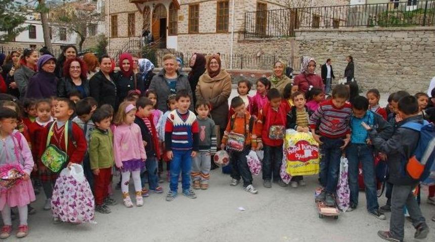 &ldquo;dilek Askıda&rdquo; Projesi &Ccedil;ocukları Mutlu Ediyor