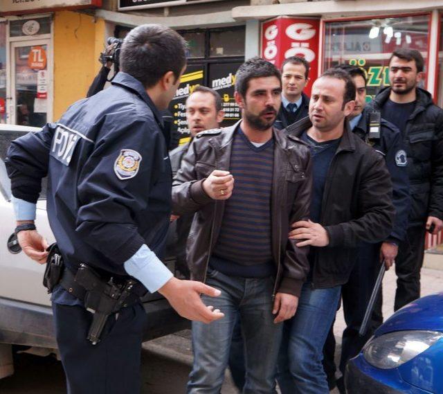 Sokak Ortasında Yumruklar Konuştu, Sivil Polis Arada Kaldı 1