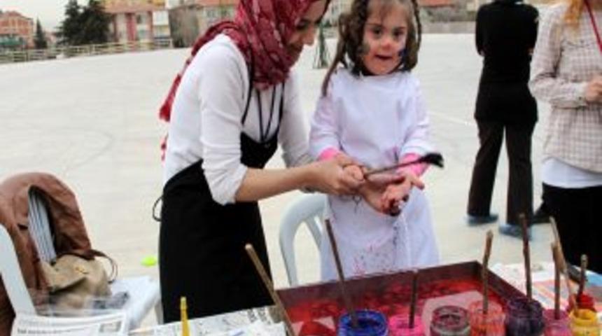 Down Sendromlu &Ccedil;ocuklar Ebru Yaptı