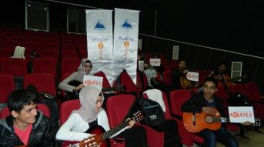 Adıyaman &Uuml;niversitesi&rsquo;nde Gitar Kursu A&ccedil;ıldı