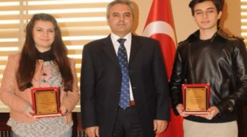 Rekt&ouml;rden Dereceli &Ouml;ğrencilere Plaket