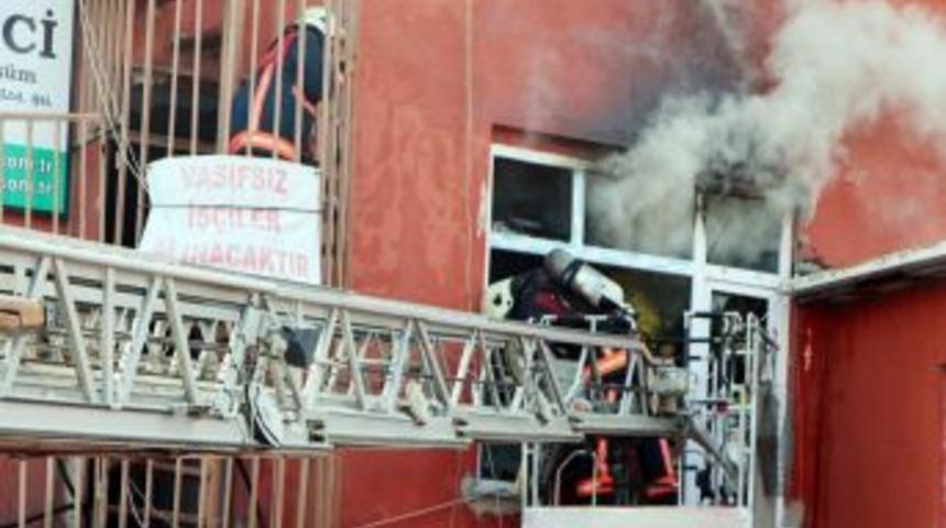 Fabrika Yangınında 3 Kişi Dumandan Etkilendi