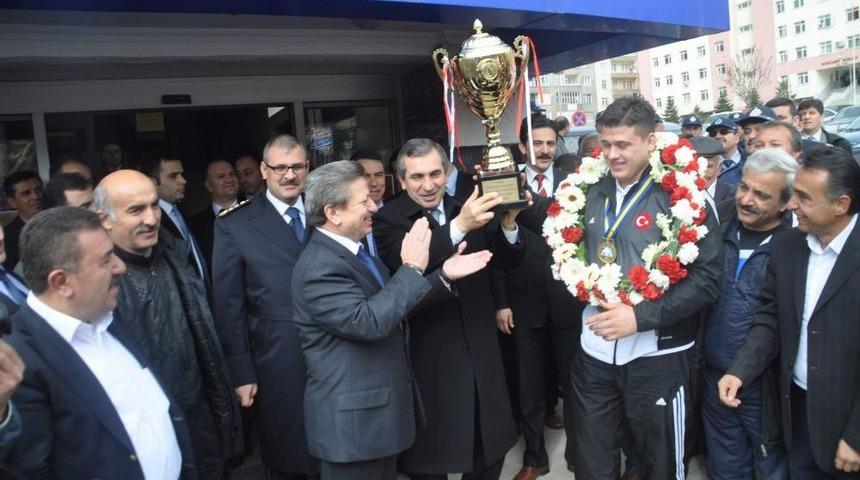 Milli G&uuml;reş&ccedil;i Yozgat&rsquo;ta Davul Zurna Ile Karşılandı