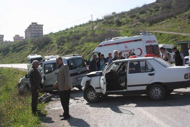 Balıkesir'de Trafik Kazası: 2 Yaralı