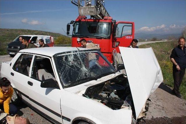 Balıkesir'de Trafik Kazası: 2 Yaralı