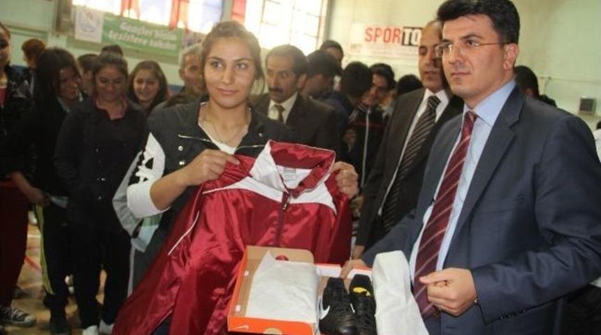 Hakkari Valiliği&rsquo;nden Spor Kul&uuml;plerine Malzeme Desteği