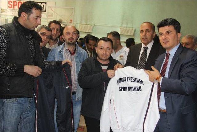 Hakkari Valiliği&rsquo;nden Spor Kul&uuml;plerine Malzeme Desteği 1