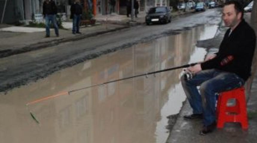 G&ouml;le D&ouml;nen Yolda Balık Tutmaya &Ccedil;alıştı