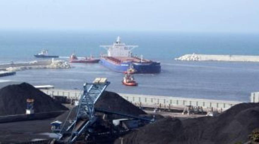 K&ouml;m&uuml;r Y&uuml;kl&uuml; Gemi Karaya Oturdu