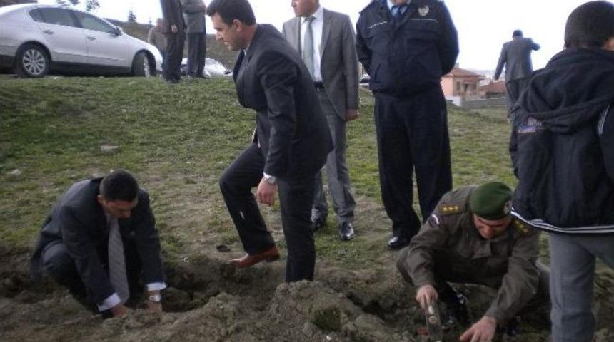 Protokol Ve &Ouml;ğrenciler Şehitliğe Fidan Dikti