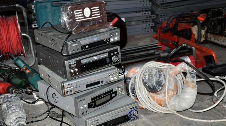 Hırsızlık Zanlısının Evinden &Ccedil;ıkanlar Polisleri Bile Şaşırttı