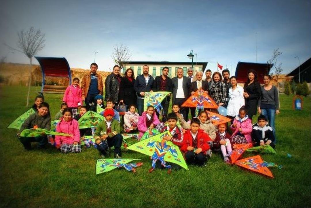 G&ouml;kler Renklendi, &Ccedil;ocuklar Şenlendi