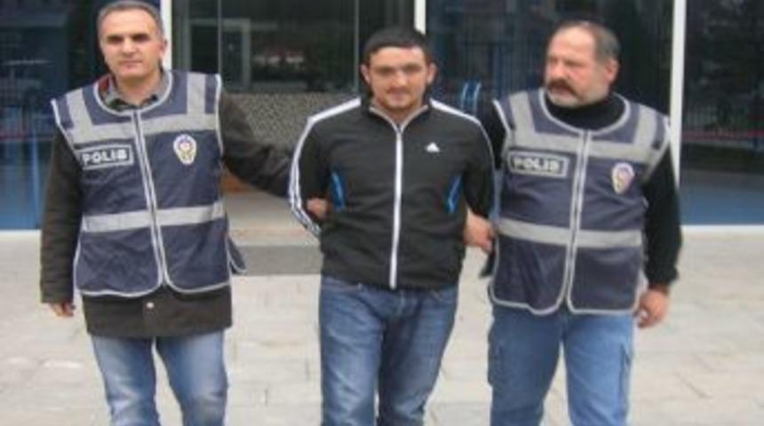 &Ccedil;aldığı Eşyalarla Yakalandı