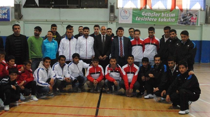 Valilikten Spor Kul&uuml;plerine Malzeme Dagıtıldı