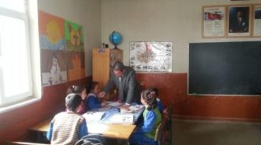 Bing&ouml;l İl Milli Eğitim M&uuml;d&uuml;r&uuml; Sarı, K&ouml;y Okulunu Ziyaret Etti