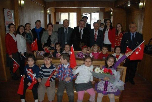 Minik &Ouml;ğrenciler Başkan G&uuml;lşen&rsquo;i Ziyaret Ederek 10. Yılını Kutladılar 2