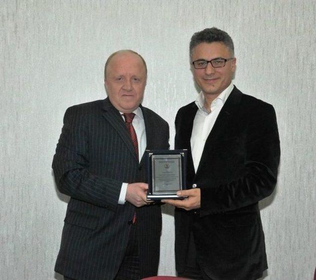 Osman Can, Om&uuml;&rsquo;de &lsquo;anayasa&rsquo; Konferansı Verdi 1