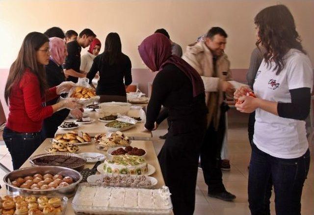 Bayburt &Uuml;niversitesi Tog, Yetim Ve &Ouml;ks&uuml;z &Ccedil;ocular İ&ccedil;in Kermes D&uuml;zenledi 1