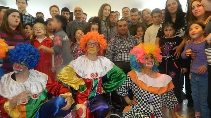 Ak Parti Y&ouml;neticileri Down Sendromlularla