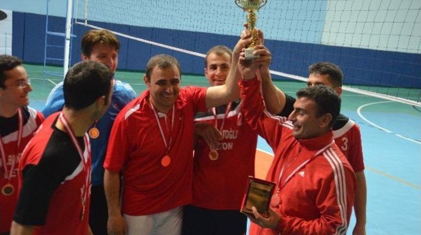 Tosya&rsquo;da Voleybol Turnuvasına, Asılsız Yangın İhbarı Ve &Ccedil;ıkan Kavga Damgasını Vurdu