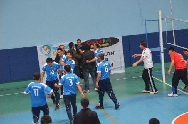 Tosya’da Voleybol Turnuvasına, Asılsız Yangın İhbarı Ve Çıkan Kavga Damgasını Vurdu