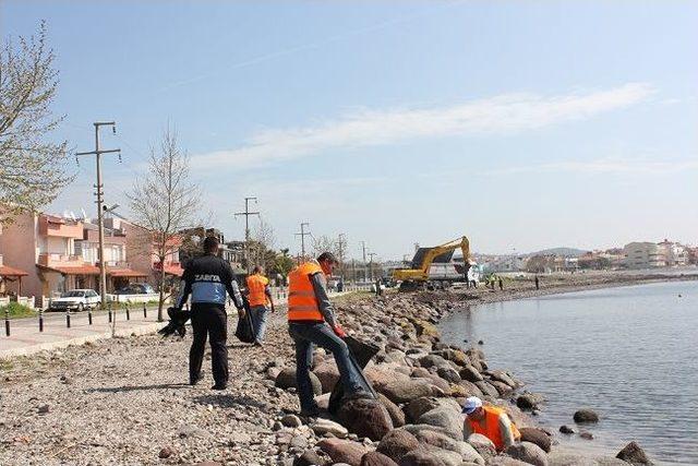 Çandarlı'da Denizi Temizleme Çalışmaları Başladı