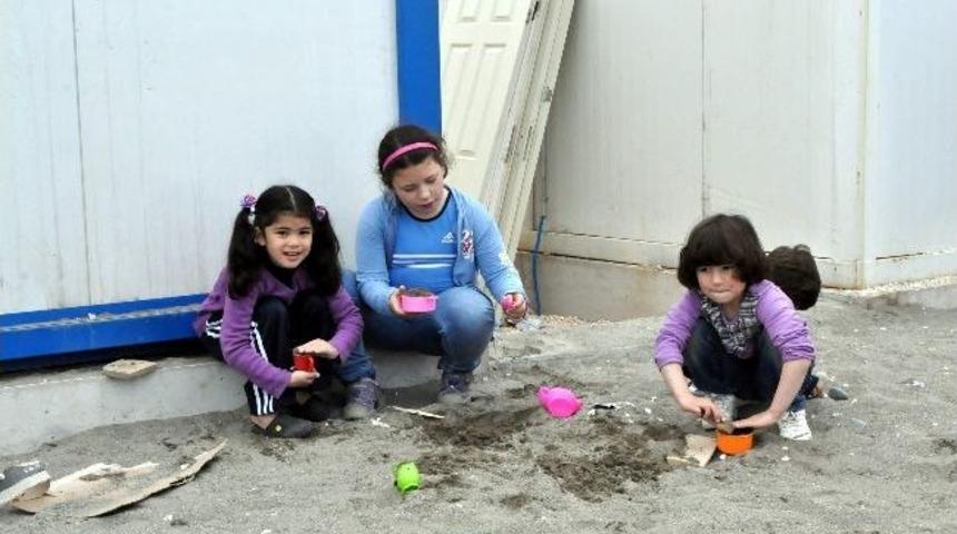 Suriyeli &Ccedil;erkezler Nizip Konteynır Kente Yerleştirildi