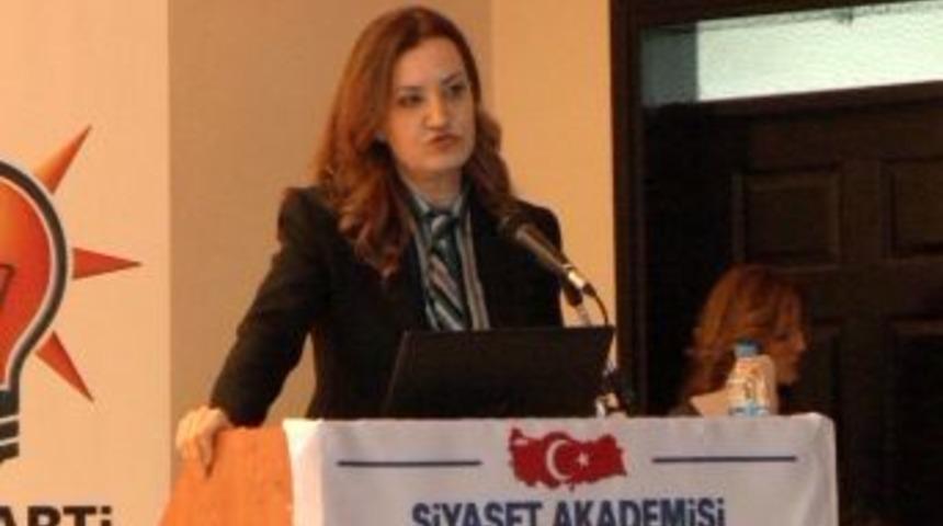 AK Parti Siyaset Akademisi&rsquo;nde Ilk Dersi N&uuml;khet Hotar Verdi