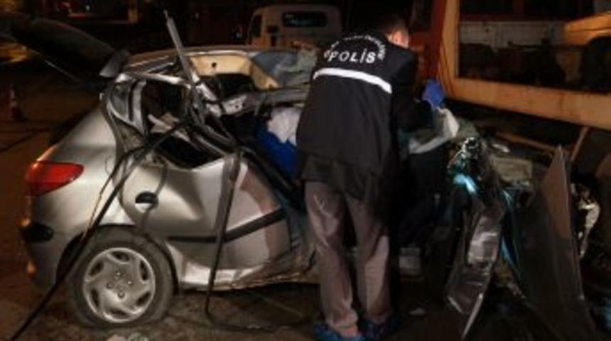Otomobil Park Halindeki &Ccedil;ekiciye &Ccedil;arptı: 1 &Ouml;l&uuml;, 1 Yaralı