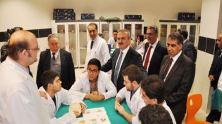 Van Valisi Karaloğlu, İzmir'de Şifa &Uuml;niversitesi&rsquo;ni Ziyaret Etti