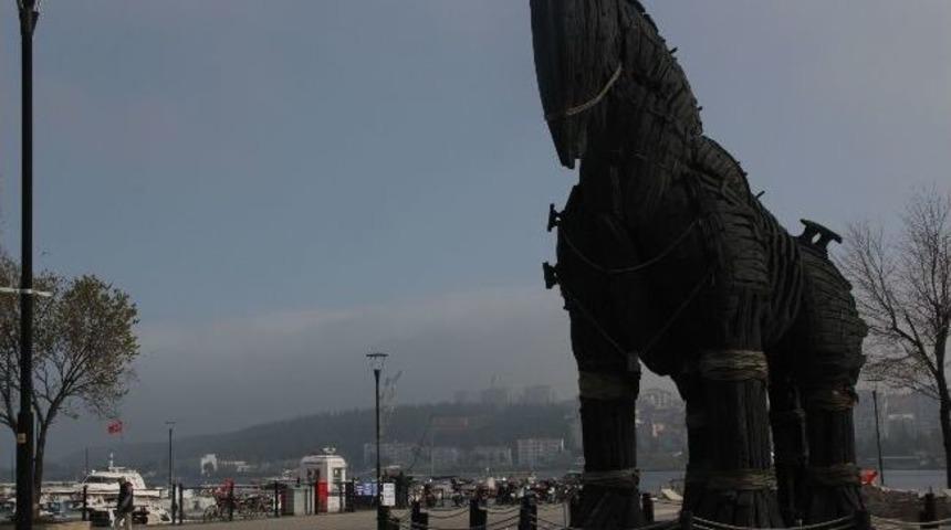 &Ccedil;anakkale Boğazı Yoğun Sis Nedeniyle Trafiğe Kapatıldı
