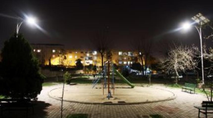 Konak'ta Parklar G&uuml;neş Enerjisiyle Aydınlanıyor