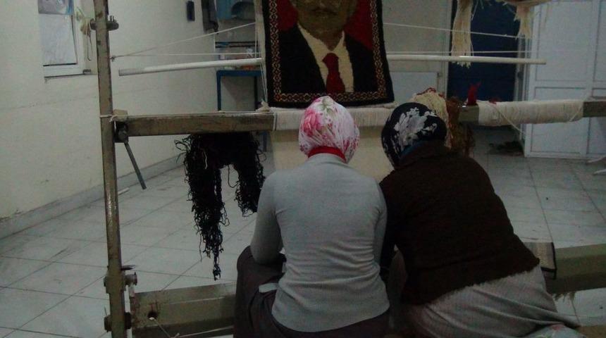 Kursiyerler Başbakan Ve Cumhurbaşkanı'nın Resmini Halıya Işledi