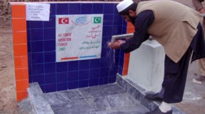 Milli Eğitim M&uuml;d&uuml;r&uuml; Vefat Eden Babası Adına Pakistan'a Su Kuyusu A&ccedil;tırdı