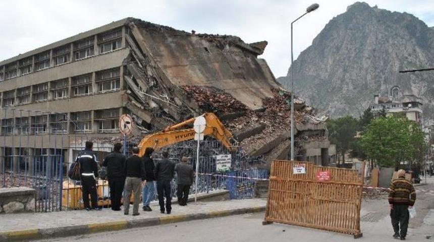 Yıkım &Ccedil;alışması Başladı