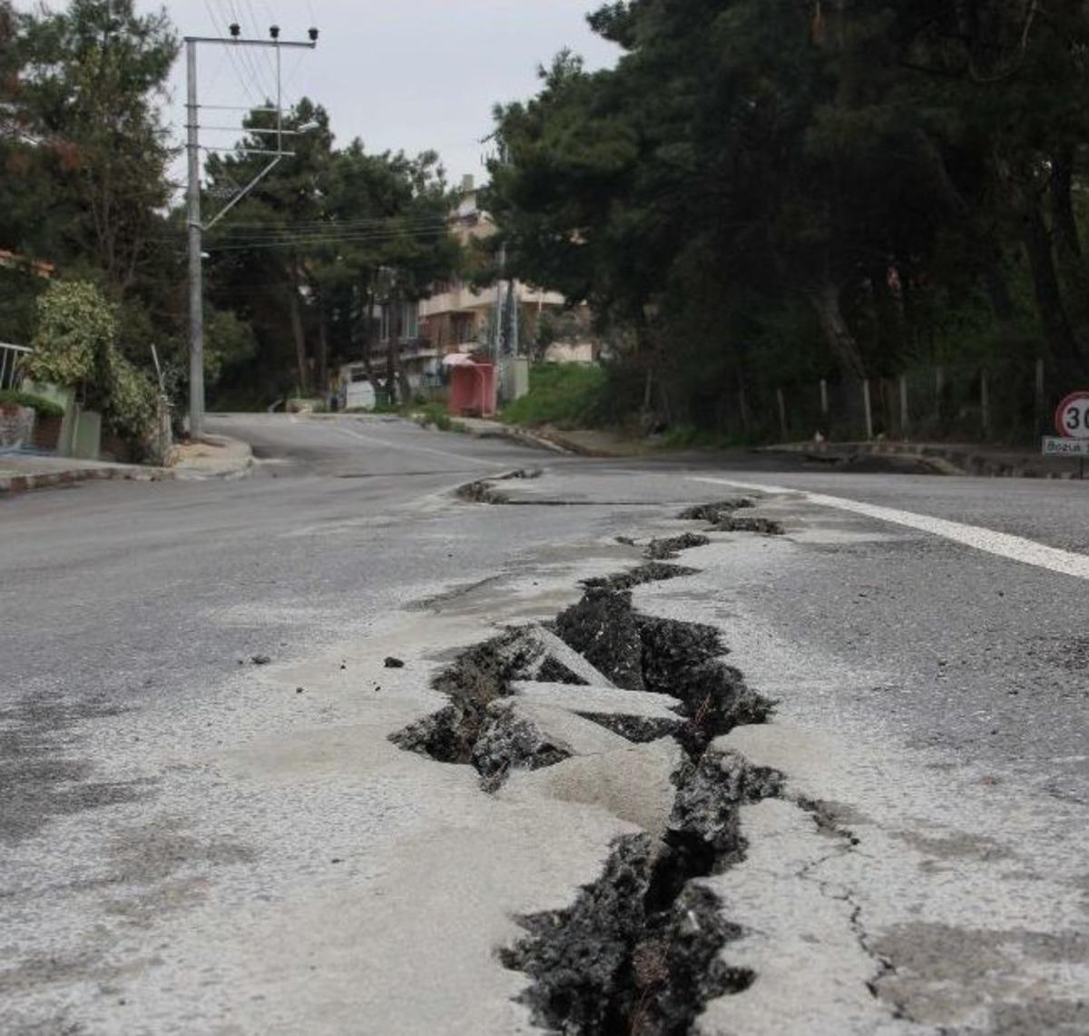 Bu K&ouml;y Denize Doğru Kayıyor