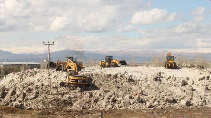 Muş Belediyesinin Karla M&uuml;cadelesi Devam Ediyor