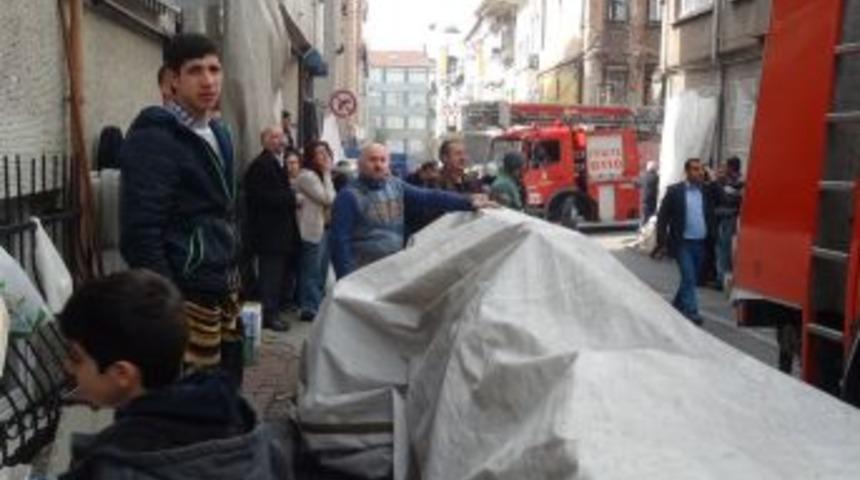 Pazarcı Esnafı Ve Zabıtadan Itfaiyeye Yardım