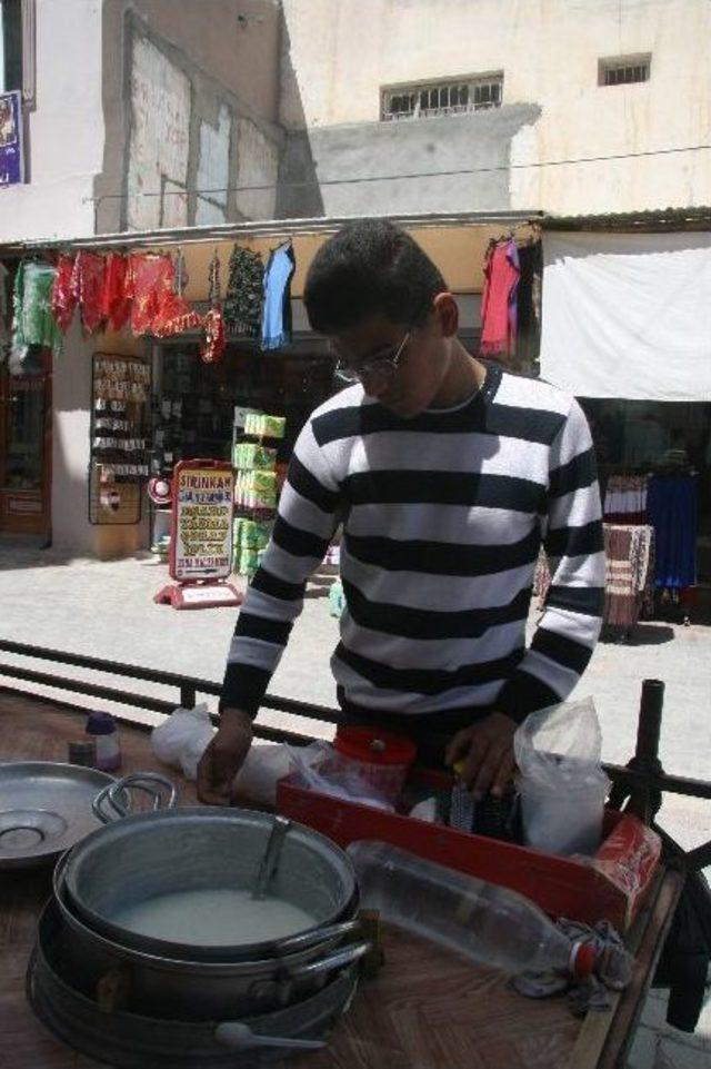 Suriyeliler Ge&ccedil;imlerini Sağlamak İ&ccedil;in &Ccedil;alışmaya Başladı 1