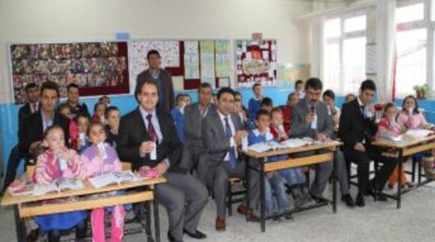 K&ouml;pr&uuml;başı&rsquo;nda &Ouml;ğrencilere S&uuml;t Dağıtımı