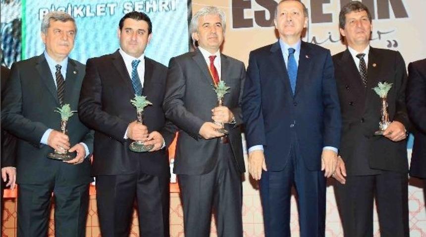 Başbakan&rsquo;dan Başkan Karaosmanoğlu&rsquo;na &Ccedil;evre &Ouml;d&uuml;l&uuml;
