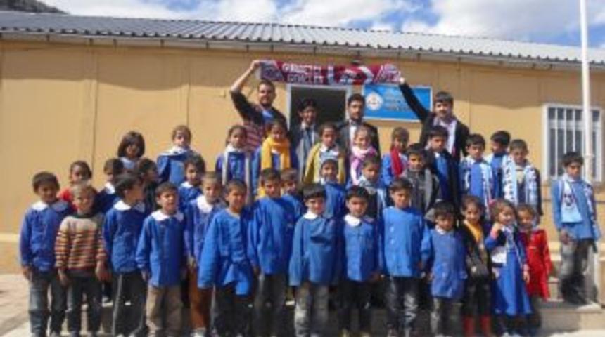 Trabzonspor Taraftar Grubu &Ouml;ğrencilere Yardım Elini Uzattı