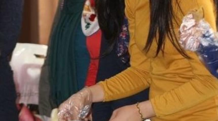 Siirt &Uuml;niversitesi &Ouml;ğrencilerinden Yolbaşı İlkokulu Yararına Kermes