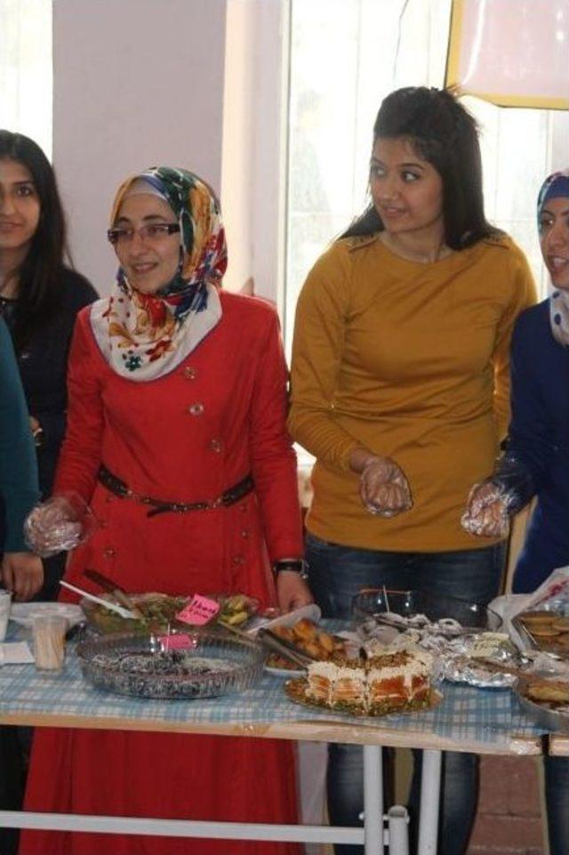 Siirt Üniversitesi Öğrencilerinden Yolbaşı İlkokulu Yararına Kermes