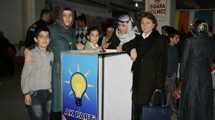 Ak Partili Kadınlar Sosyete Pazarında &Uuml;yelik Stantı A&ccedil;tı