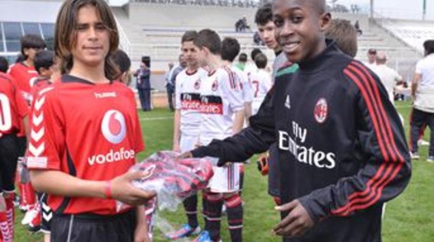 Suriyeli miniklerle Milanlı miniklerin dostluk ma&ccedil;ı