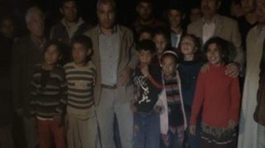 Urfa&rsquo;da mahalleli yol kapattı