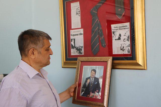 Turgut Özal'ın kravatını 30 yıldır sergiliyor