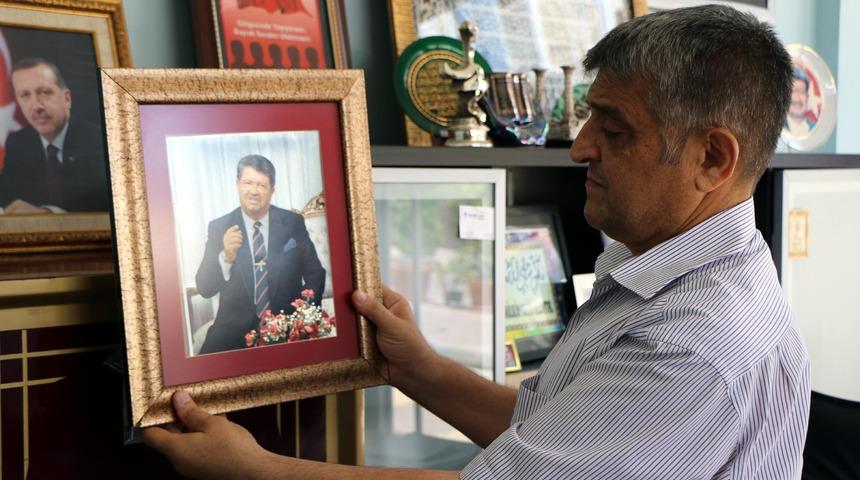 Turgut &Ouml;zal'ın kravatını 30 yıldır sergiliyor